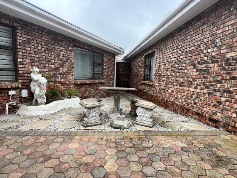 4 Bedroom Property for Sale in Fraaiuitsig Western Cape